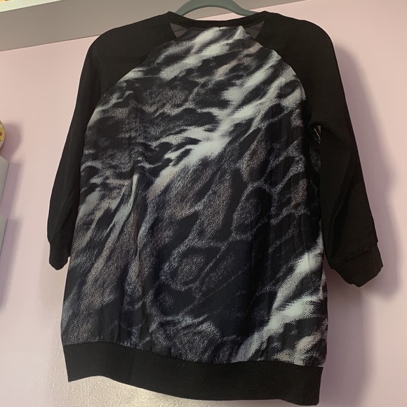 Three quarter white black grey top blouse sport chic animal snake tiger leopard - Picture 13 of 13